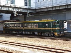 高岡駅にレトロな列車が停まっていました。「べるもんた」という観光列車だそうです。