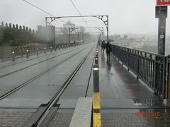 次の日小雨の中を歩いてドン ルイス1世橋を渡りました。
雨が降るので橋の上からドウロ川の景色を眺め、
途中で引き返して観光バスに逃げ込みました。
