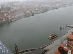 翌日ドン ルイス1世橋からカイスダリベイラと
ドウロ川
Rio Douro
を眺めました。
これから行くカイスダリベイラの対岸のヴィラ ノヴァ デ ガイア
vila Nova de Gaia も見えました。