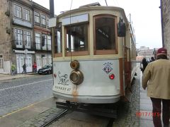 ポルトには
トラム (ポルト)
Tram (Porto)
も通っていました。
ここはモヌメント・デ・サン・フランシスコ教会の前の道路です。
Rio Douro の近くを通って北西に行くようでした。
