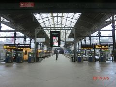 ホテルアクシスポルトからポルト歴史地区の観光に出かけます。
まず最初に一番近いサン ベント駅
Estassao de Sao Bento
です。
鉄道 Railway の大きな駅で、リスボンまでは3時間ほどで行くようです。