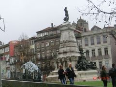 ポルトの歴史地区の観光を午前中2時間行います。
ツアーの予定は、サンベント駅のアズレージョ、
サンフランシスコ教会、ボルサ宮殿、ポルト大聖堂、
ドンルイス1世橋、カイスダリベイラ地区、
ヴィラノヴァデガイア地区 などです。
ここは、ボルサ宮殿横のエンリケ航海王子です。
