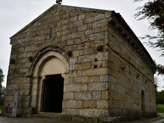 サン・ミゲル教会．
ギマランイス城の麓にある12世紀建造ロマネスク様式の教会で，アフォンソ1世はここで洗礼を受けたと言われているそうです．