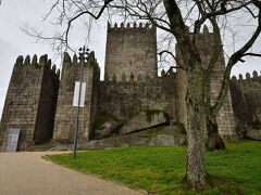 ギマランイス城．
10世紀に建てられた7つの塔をもつ城で，アフォンソ1世は1110年にこの城で誕生したとのこと．