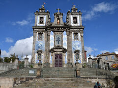 サント・イルデフォン教会．
この時間は昼休み？で閉まっていました．外壁のアズレージョが見事です．これはポルトガルを代表するアズレージョ作家の1人，ジョルジェ・コラコの手によるもの．