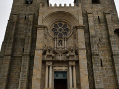 カテドラルファサード．
12世紀に要塞として建てられ，17～18世紀に改修が加えられたそうです．