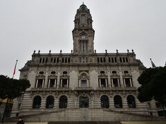 市庁舎．
ネオクラシック様式の建物で，1920年に建設開始し，1957年に完成したのとこと．