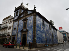 ボリャン駅からアルマス礼拝堂へ．
18世紀初頭に建設され，1801年に拡張されたそうです．
外壁全体のアズレージョで装飾は，1929年エドゥアルド・レイテの手によるものとのこと．
こちらもミサ中でした．
