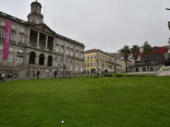 ボルサ宮前のエンリケ航海王子広場に到着．