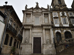 サン・フランシスコ教会脇の美術館．