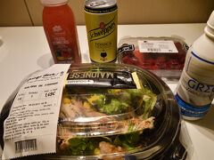 ポルト3日目(全行程8日目)．
本旅行記はホテルでの朝食からスタート．
サラダ，フルーツ，飲むヨーグルト，スムージーとシュウェップス．