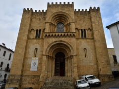 旧カテドラルファサード．
アフォンソ・エンリケスにより1162年に建立された，ロマネスク様式の教会．