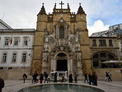 サンタ・クルス修道院．
1131年にアフォンソ・エンリケスにより建設され，16世紀にマヌエル1世により大規模な改築が行われたとのこと．