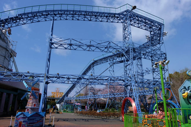 ローラーコースター　サイクロン。<br /><br />　乗り換え中なのか　静か。