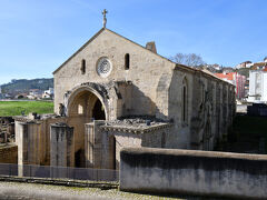 旧サンタ・クララ修道院．
1286年に建立され，かつてはコインブラの守護聖人イサベル王妃の棺が納められていたが，度重なるモンデゴ川の洪水により17世紀に閉鎖．その代替として新サンタ・クララ修道院が建造されたそうです．また閉鎖後は荒れ果てていたが，長い工事の末，2009年に修復が完了したとのこと．