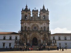 アルコバサ修道院．
1143年に隣国カスティーリャとの和平が成立し，ポルトガルは独立王国に．ローマ教皇は新王国の建国を認めていなかったため，初代ポルトガル国王は，アルコバサに修道院を建設し，ローマ教皇に大きな影響力をもっていたシトー会に寄進することを宣言．1153年に建設が始まり，1222年に完成．完成後も歴代の王たちによって増改築が行われたそうです．