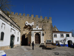 こちらのポルタ・ダ・ヴィラをくぐり，城壁内へ．
ポルタ・ダ・ヴィラは，イスラム時代に造られたオビドスのメインゲートだったそうです．