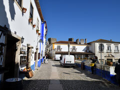 サンタ・マリア広場を右手に見ながら，ディレイタ通りをさらに行きます．