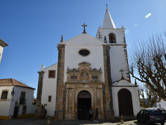 サンタ・マリア教会．
1444年に10歳のアフォンソ5世が，わずか8歳のいとこイザベラと結婚式を挙げたのこの教会とのこと．