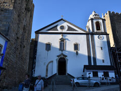 ポサーダ隣のサンティアゴ教会が開いていたので，入場します．