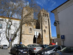 カテドラルファサード．
12～13世紀のロマネスクからゴシック過渡期に建てられた大聖堂．1584年9月8日にエヴォラに到着した天正遣欧少年使節の4人もココを訪れたそうです．