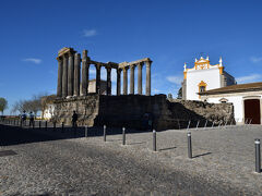 ディアナ神殿．
2～3世紀にローマ人により造られた，コリント様式の神殿．月の女神ディアナに捧げられたものと推測されているとのこと．