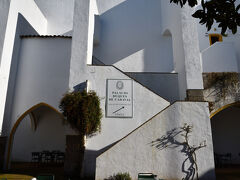 カダヴァル公爵邸内への入口は2Fですので，こちらの階段で2Fへ．
14世紀末の建物で，ジョアン1世がエヴォラ市長マルティン・アフォンソ・デ・メロのために建てたとのこと．ジョアン3世とジョアン5世が住んでいたこともあるそうです．