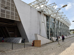 Jardim Zoologico駅からメトロ青線で，ホテル最寄りのRestauradores駅に向かいます．
メトロには昨日購入したViva Viagem2回券の残りを使用．