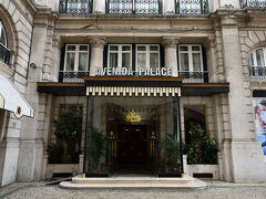 ホテル入口はこちら．
まだチェックイン開始時間にはなっていないのですが，チェックインできました．