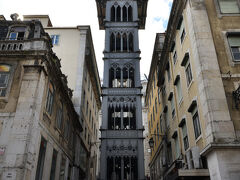 サンタ・ジュスタのエレベーター．
20世紀初頭にエッフェルの弟子のフランス人建築家により建てられた高さ45mの鉄塔．内部をクラシックなエレベーターが上下しており，上にはバイロ・アルトに通じる連絡橋があります．
結構な人数が並んでいますが，乗るために並びます．