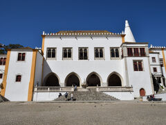 王宮．
イスラム教徒が残した建物をディニス王が居城とし，14世紀にはジョアン1世が増改築を行ったとのこと．シンボルの2本の煙突はこの時代に造られたもの．その後もマヌエル1世時代に増築され，ムデハル，ゴシック，マヌエル，ルネッサンスなど多彩な建築様式が混在しているそうです．