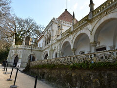 こちらの建物がチケット売場です．
レガレイラ宮殿は，17世紀に王族の別荘として建てられた館を，20世紀の初めにブラジル出身の富豪アントニオ・モンテイロが買い取り，イタリアの建築家ルイジ・マニーニが改装したとのこと．
庭園には池や洞窟，教会などが点在しています．