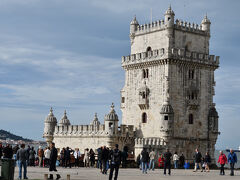 ベレンの塔．
マヌエル1世の命により1515年に着工，建築家フランシスコ・デ・アルーダが指揮をとり，1520年に完成したとのこと．当初はテージョ川を行き交う船を監視し，河口を守る要塞として使用されたが，後に船の通関手続きを行う税関や灯台としても機能したそうです．