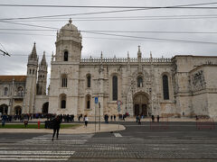 ジェロニモス修道院．
マヌエル1世の命により，多くのマヌエル様式の建築を残した巨匠ボイタックと，彼の死後を引き継いだスペイン出身のジョアン・デ・カスティーリョの設計で，1502年に着工された．ヴァスコ・ダ・ガマのインド航路発見を記念して，エンリケ航海王子が建設した礼拝堂が基となってるとのこと．東方交易や植民地支配で得た巨万の富が莫大な建築費としてつぎ込まれ，300年以上もの長い年月を費やし，19世紀に完成したそうです．