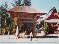 羽黒山神社（鐘楼と右は三神合祭殿）