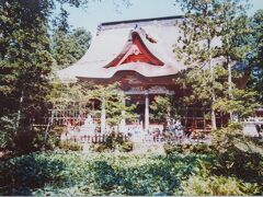 羽黒山神社（三神合祭殿と手前は鏡池）