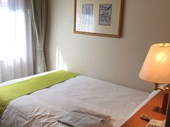 いちど荷物を置きにホテルにチェックイン

地下街が発達しているのですが迷います・・
よく見ると同じ駅でもホテルはエスカと反対の方でした

でも出口からは徒歩２～３分で良かったです

ビルや繁華街の中にあるホテルで下にコンビニがありますが
眺めはイマイチでした
広めのセミダブルのお部屋です