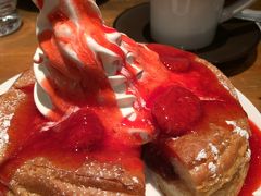 ライブのため金山に移動します

思ったよりお店がない・・・
時間潰しに入ったコメダコーヒーでシノワールを食べました

ミニサイズもありましたが絵的にはやっぱりこちらでしょう！
２人でシェアしてちょうどいい量でした