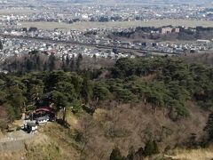 いよいよ春日山城を目指して山登り（？）。案内板には「標高１８０メートルの本丸跡から山裾まで続く屋敷跡、総延長１２００メートルの監物掘」とありました。難しい言葉ですが、山全体がまるで“春日山城パーク”のよう。アミューズメントパークです。急階段をしばし上ると、一気に景色が開け上越の町が一望。