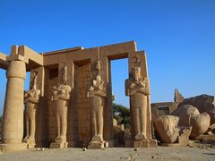 続いてはラムセス２世葬祭殿（ラムセウム）です。エジプトで最大の権力を誇ったと予想されるファラオはこのラムセス２世で、ルクソールの各神殿や、アブシンベル神殿、そのほかエジプト各地に神殿を建立して、エジプト中どこにでもその姿を見ることができますが、葬祭殿もここにあります。さぞかし壮麗なものであったと予想されますが、こちらはほぼ廃墟の状態となっており、写真の右側にあるように巨大な王の石像も倒壊しています。