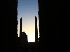 翌日は早朝から観光です。
今日は生者の町、ルクソール東岸の観光です。まずは、ルクソール最大の神殿、カルナック神殿に向かいます。
夜明け前の空にオベリスクが浮かび上がっています。