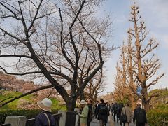 7時半すぎ、九段下駅へ到着。出口を出ると、、、朝だけどそれなりにいますよ～。