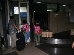 ぐったりして、ハノイに到着。
面倒くさいので、有り金を全部両替して、ホテルに依頼しておいた送迎サービスの車に乗り込んだ。
ハノイの中心部までは、約１時間。
その間もものすごく気持ちが悪くって、不安になりながら、車窓の景色をみて、気分転換して我慢した。
 
ホテルはハノイ市の中心であるホアン・キエム区のあたりにある、
「ＨＡＮＮＯＩ　ＥＬＥＧＡＮＣＥ　ＤＩＡＭＯＮＤ」
（現：Ｈａｎｏｉ　Ｌａ　Ｓｉｅｓｔａ　Ｄａｉａｍｏｎｄ　Ｈｏｔｅｌ　＆　Ｓｐａ）。

日本で言うと京都の「うなぎの寝床」のような間口が狭くて、奥に広がっている建物。
ハノイの建物は皆、そんな感じだったな。