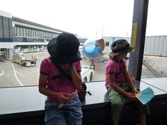 【１日目】
いつもの様に日が明ける前に自宅を出発し、
徒歩・電車で成田に到着。

ベトナム航空３１１便　成田１０時発で出発の予定だったが、現地の台風の影響で、１時間のDelay。
待ちくたびれてテンションが下がっている子供たち。
 
予定通り遅延は１時間ですんで、晴れて機内の人になったが、
飛行機の設備に絶句する子供たち。
ＪＬとコードシェア便って、ＪＬに合わせるんじゃないんだね。
ＪＬの航空券を買っている人からすると、かなり残念な感じの機種。
パーソナルモニターを期待していた子供たちはがっかり。
 
フライトは台風の影響なのか、途中かなり揺れた。
・・・・・・・・で、初めての海外旅行が初めての飛行の体験だった、
大分前の記憶が蘇った。
その時もものすごく揺れて、
そう、それ以来の飛行機酔い。。
あれからもう何十回と飛行機に乗って、その後全く酔った事はなかったのに、どうしたんだ自分。
 