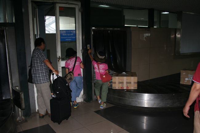 ぐったりして、ハノイに到着。<br />面倒くさいので、有り金を全部両替して、ホテルに依頼しておいた送迎サービスの車に乗り込んだ。<br />ハノイの中心部までは、約１時間。<br />その間もものすごく気持ちが悪くって、不安になりながら、車窓の景色をみて、気分転換して我慢した。<br /> <br />ホテルはハノイ市の中心であるホアン・キエム区のあたりにある、<br />「ＨＡＮＮＯＩ　ＥＬＥＧＡＮＣＥ　ＤＩＡＭＯＮＤ」<br />（現：Ｈａｎｏｉ　Ｌａ　Ｓｉｅｓｔａ　Ｄａｉａｍｏｎｄ　Ｈｏｔｅｌ　＆　Ｓｐａ）。<br /><br />日本で言うと京都の「うなぎの寝床」のような間口が狭くて、奥に広がっている建物。<br />ハノイの建物は皆、そんな感じだったな。