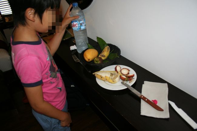 部屋に戻ると泡ぶろを堪能した子供と夫がお腹が空きすぎて、ウェルカムフルーツをかぶりついていた。<br /><br />移動で疲れたのと、口コミで評判が良かったから、夕食はホテルのレストランにしようと思ったけれど、<br />生憎、満席で無理。