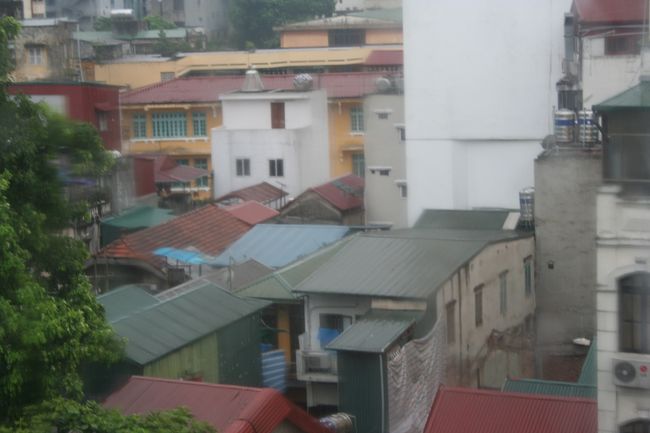 ベトナムの北部は丁度雨季の時期。<br />雨は止みそうにないが、日本の梅雨のようにしとしとと降っている程度なので、<br />とりあえず、市街をぶらぶらしてみることにした。<br /><br />ホテルの窓から見えた景色。