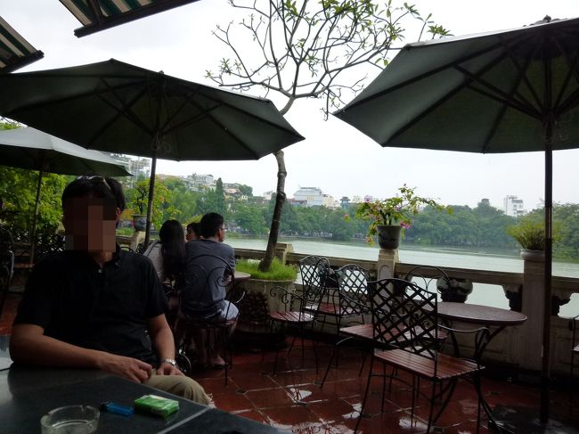 お約束のバイクの合間をぬけながらの道路横断に一瞬ひるみながらも、<br />５分程度で街のシンボル、ホアンキエム湖に着いた。