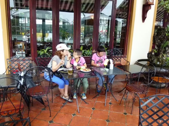 小腹がすいていたので、カフェ（Cafe thuy ta）に入って、一休み。