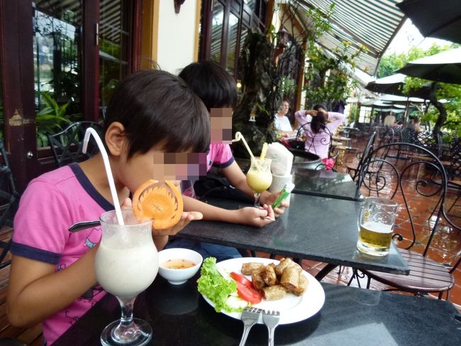 大人はもちろんビール<br />子供たちはシントー。<br />そして、お決まりの揚げ春巻き。<br />旨し。<br /><br />料理の盛り方が美しいところが日本料理に通ずるね。